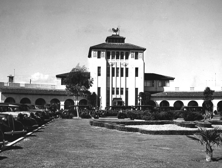 Burbank Union Air Terminal 1937 Lockheed wm.jpg